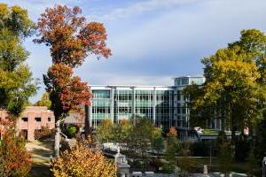 UTC图书馆 surrounded by fall foliage